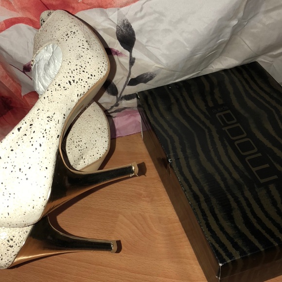 Moda Heels - Picture 3 of 3